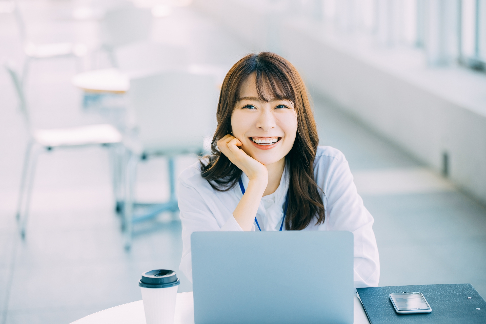 女性がパソコン前にいる写真