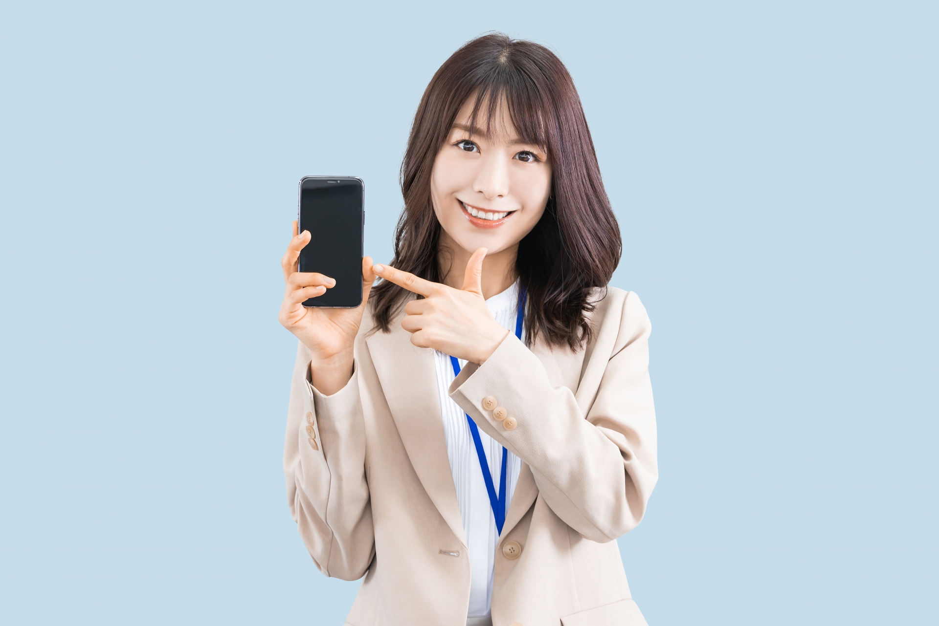 女性がスマホに人差しを差しをしている写真 