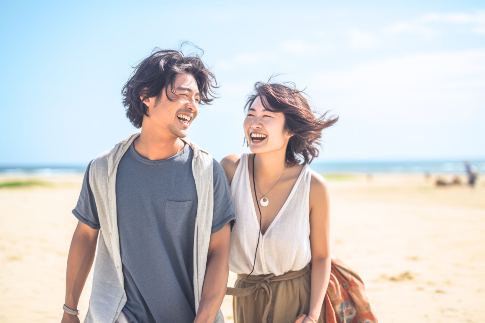 男女が笑顔で歩く写真