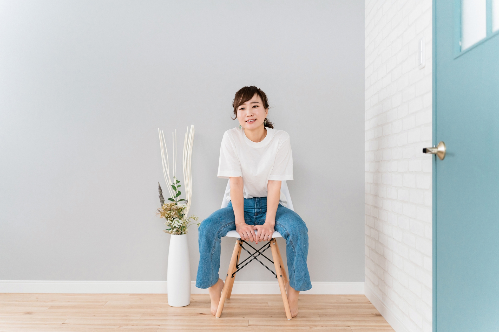 女性が部屋でリラックスして椅子に座っている写真