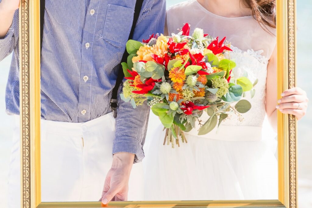 男女が花束を持っている写真