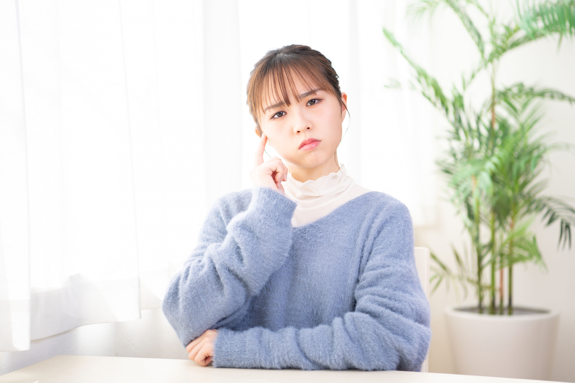 女性が首をかしげている写真