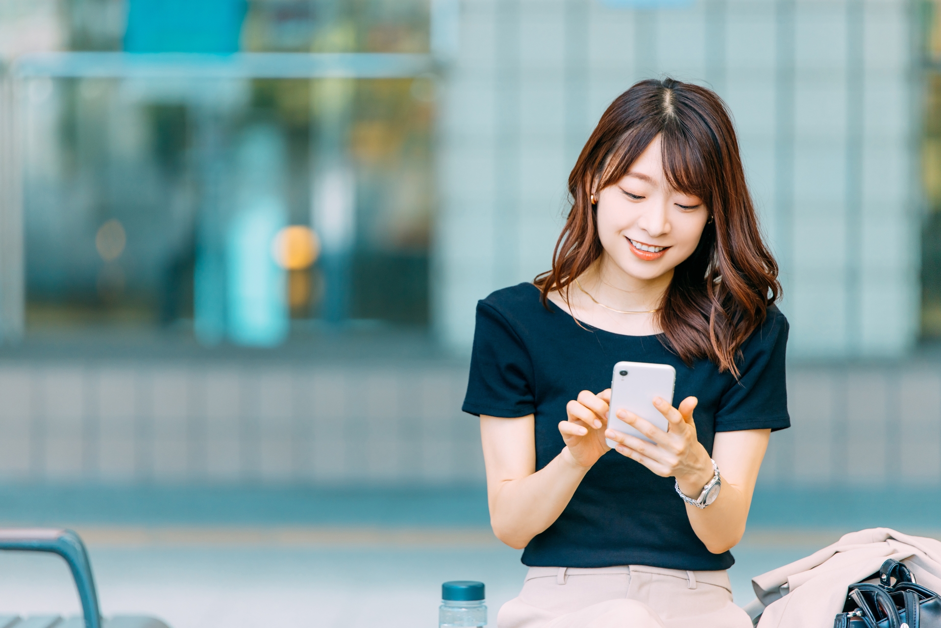 女性がスマホを操作している写真 