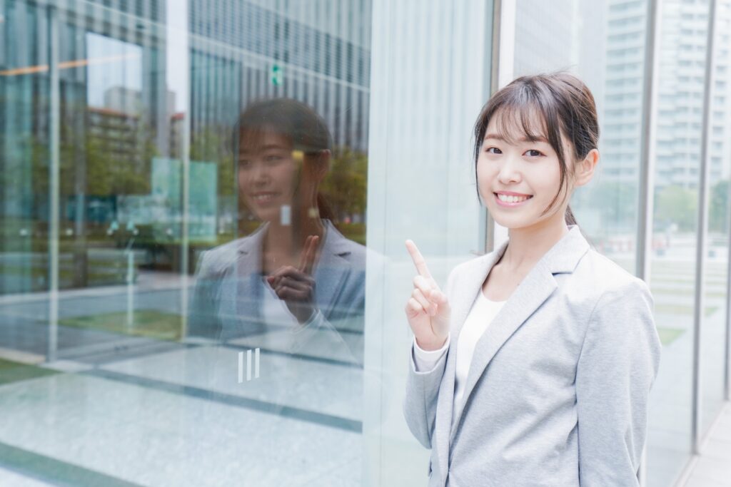 女性が人差し指を立てている写真 